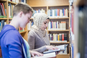 Bibliotek ,Læring ,Bokhylle ,Student ,Lesning.