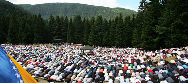 muslim-pilgrims-praying-ajvatovica-photo-sara-kuehn-660