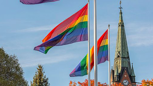 Prideflagg og kirkespir