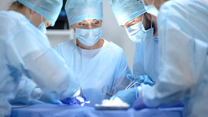 kirurger som opererer