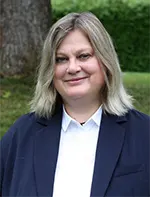Bildet kan inneholde: person, klær, hår, yttertøy, smil.