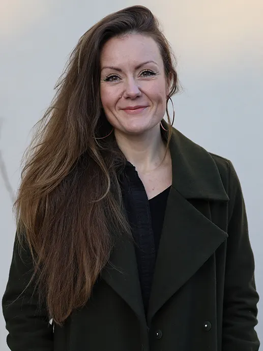 Bildet kan inneholde: yttertøy, hår, smil, øye, nakke.