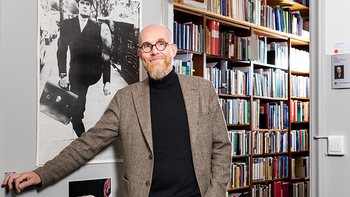 foto av Anders Runesson i døren til kontoret