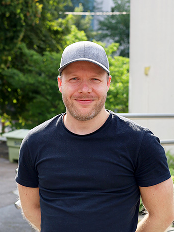 Bildet kan inneholde: person, smil, hake, muskel, skjegg.